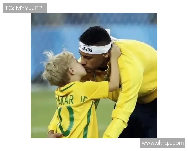 内马尔携手儿子共度亲子时光展现足球明星温馨一面