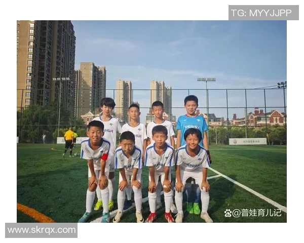 足球场上的力量与魅力比较壮的足球明星男的风采与成就探讨